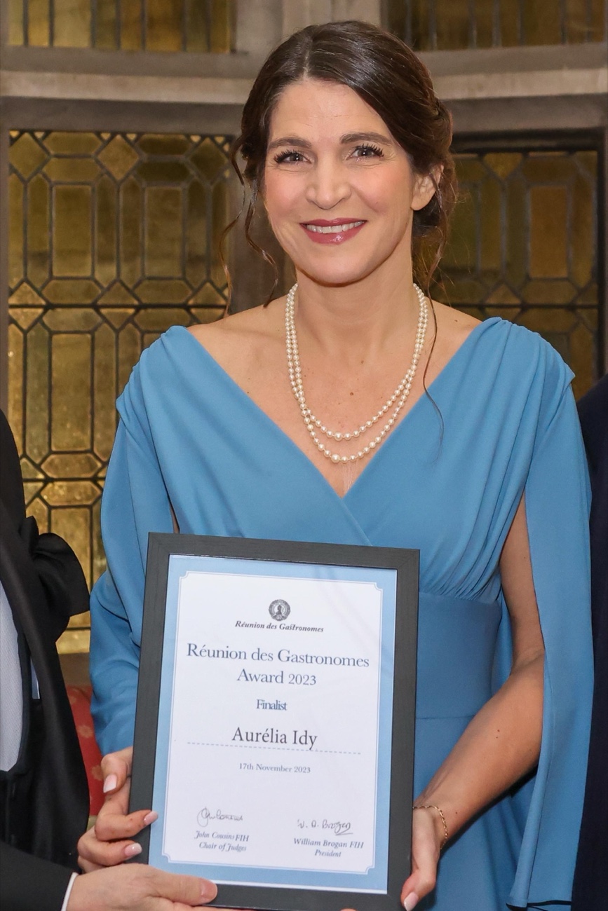 Aurélia Idy receiving her Réunion des Gastronomes Award finalist certificate