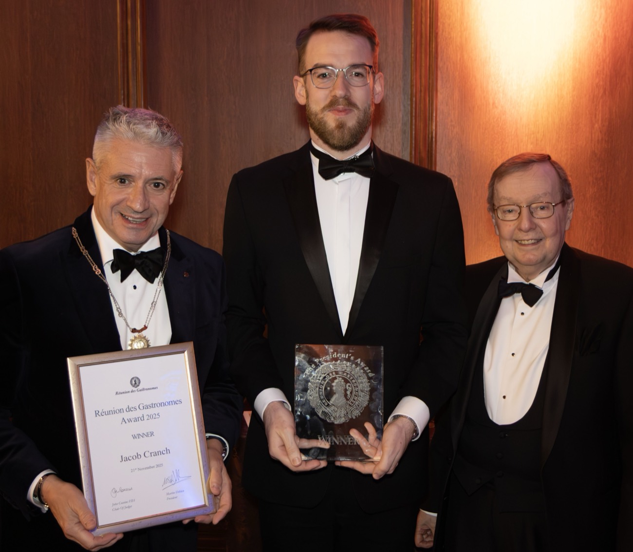 Jacob Cranch receiving the Réunion des Gastronomes Award 2025